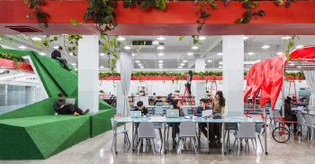 大胆的用大红大绿做办公室装修设计