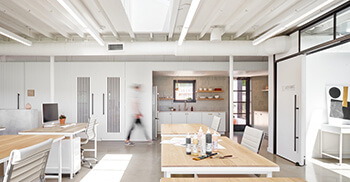 工作空间展示着原始魅力—办公装修公司