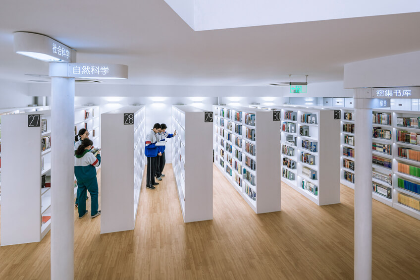 20_下层开架借阅区丨Bookcases_on_lower_level.jpg