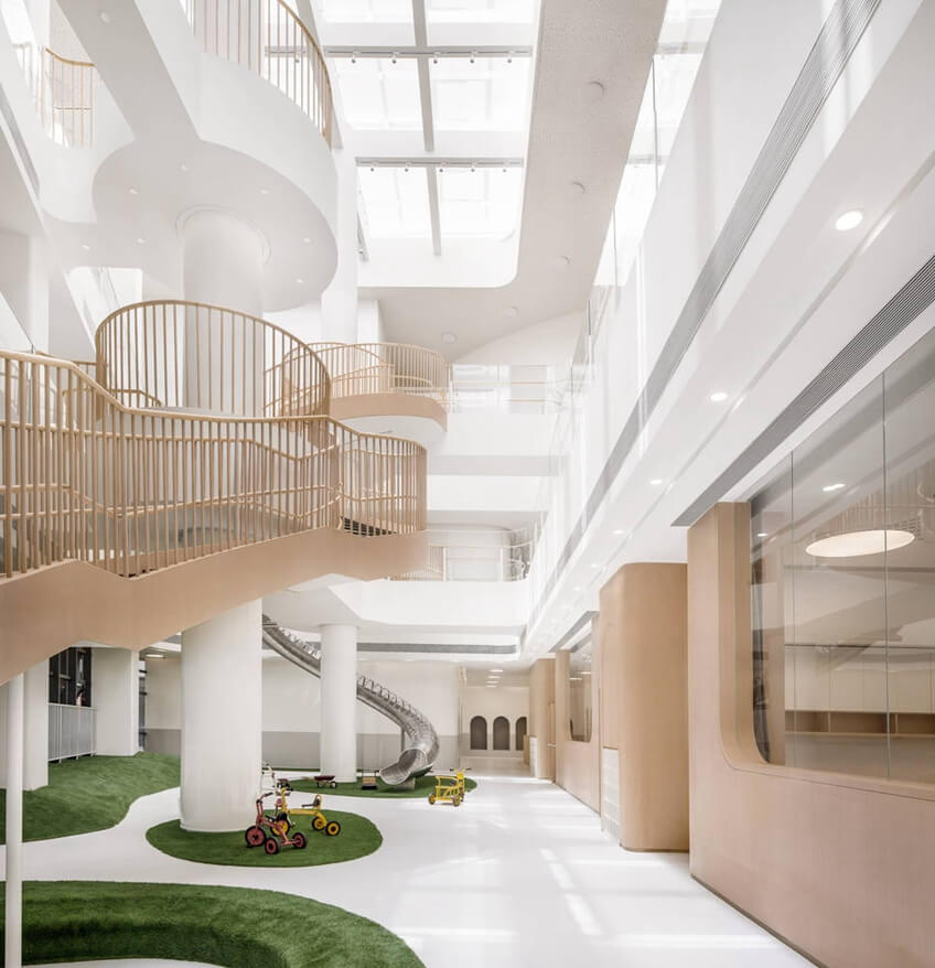 装修设计公司 中庭下的草坡和沙池