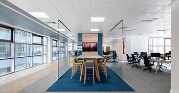 以优雅和永恒为主的办公空间_办公楼装修公司