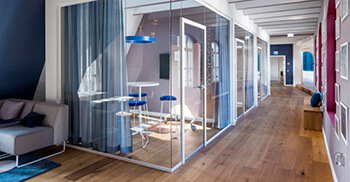 打破跨境交流办公氛围设计-办公装修