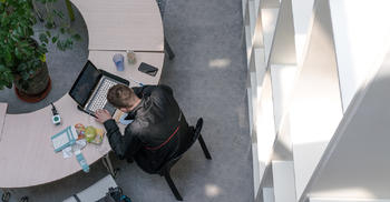 公司办公室设计呈现出光雨般-灵活灵现