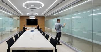 将装修设计办公室改造成简约与愉快氛围