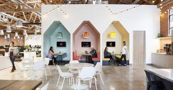 办公室装修把花卉与灯光恰当融入工作环境中