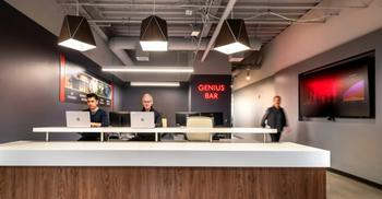 办公室设计以温暖色调平衡工作室氛围