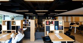 智利办公室装修设计-运用黑墙面搭配温暖木色