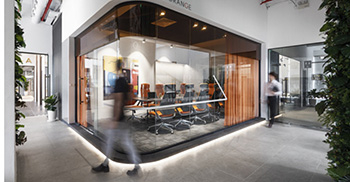 现代化办公室装修设计中休闲茶几的搭配选择