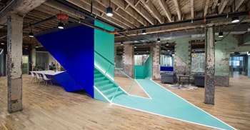 将老厂房装修设计成炫彩楼梯融入办公区