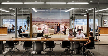 汽车保险公司打造电影艺术复古办公装修设计