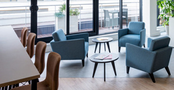 凸显专业而兼具动感美感的办公室装修设计