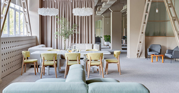 现代办公室装修：突出木材和黄铜细节的质感