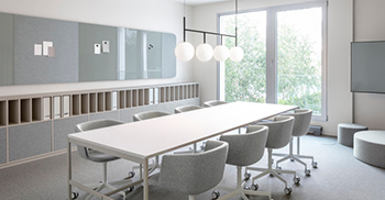 素雅的灰白配色 营造一个静谧隐蔽的办公环境