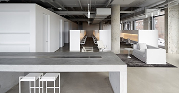 素雅白与银灰搭配营造现代高级办公空间