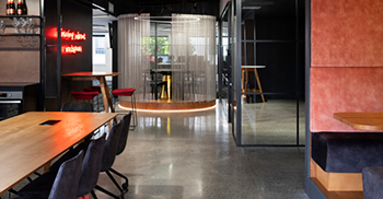 精致的黑白调色板划定了向工作场所更集中的转变