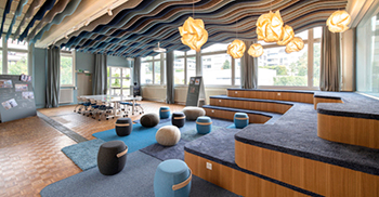 办公室中央展示空间的灵感来自当地的湖泊