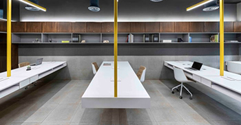 设计元素融入中央“悬浮”策略 使办公室的视觉叙事更加有趣和复杂