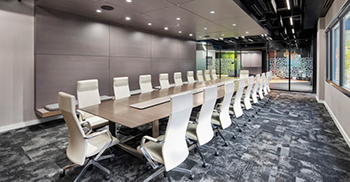 灯光和木制品增强了流通 创造了建筑表达和对比