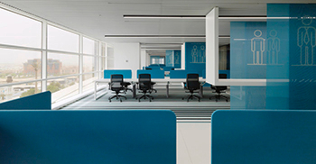 ?采用透明且开放交流的个性化友好工作环境概念