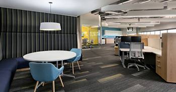 开放式立管和玻璃栏杆强化了办公室空间开放性的概念