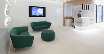 办公空间以米色、白色和绿色的暖色调为特征 营造亲密舒适氛围