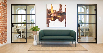 办公室一丝不苟和简约 但又是公共和鼓舞人心的