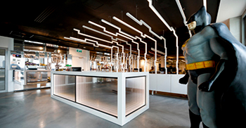 独特的接待照明创造了办公室家具开始和结束的无限幻觉