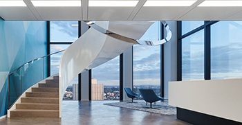 典型的裸色、蓝绿色和蓝色配色方案加强了特定空间段的定位