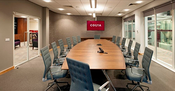 空间设计允许来自业务两侧的烘焙和办公室人员进行交互