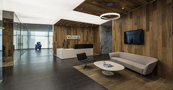 大堂是主轴几何功能的宣言 这一理念贯穿于玻璃和木质模块