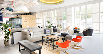 设计中巧妙地引用了导航和发现的概念 围绕着旅程理念