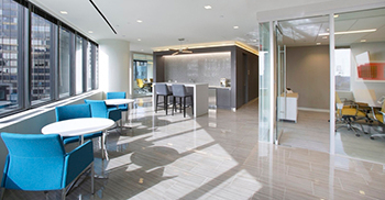 干净、清爽的办公室内部没有干扰 自然光穿透核心空间