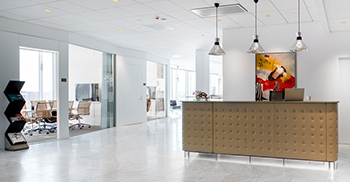 标志性的家具和灯光与现代设计融为一体