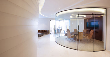 办公室设计团队雕刻了一个带有柔软流动墙壁的有机内部