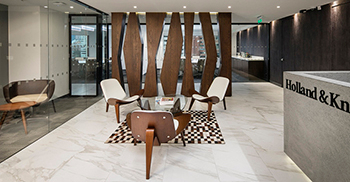 办公室装修：以自然和人工照明作为对比焦点