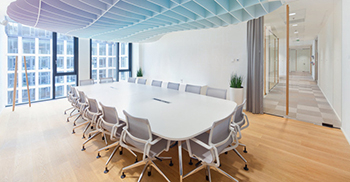 天然橡木、白色、玻璃和彩色装饰 与空间的整体氛围相得益彰