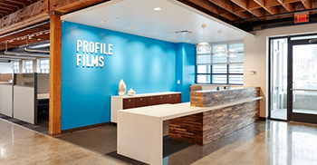 办公室定制标牌采用半透明材料设计 表达对所有运营透明度的承诺