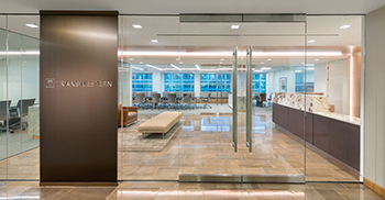 设计师在空间的前面设计了被称之为“领带夹”的标牌