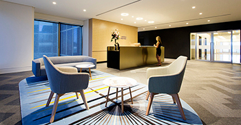 饰面为工作环境带来轻盈和开放的氛围 反映并增强了文化