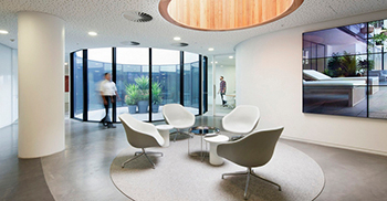 柔软且经过深思熟虑的材料调色板 饰面适度但细节丰富