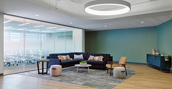 精英办公室在设计和空间规划上融合了复杂与简约