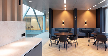 办公楼设计：通过优化使用中庭 着眼于办公室的宽敞感