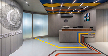 办公室装修设计：市场的喧嚣与高层建筑的钢铁和玻璃形成鲜明对比