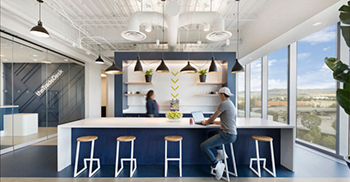 办公空间设计使用了亮白色的基础托盘以营造出流行的氛围