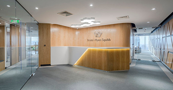 办公室装修设计：带有柔软角落的圆形循环给人一种流动和友好的感觉