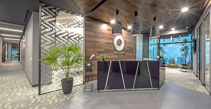 灰色在整个办公室空间中占主导地位 但并不晦涩