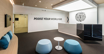 办公空间内的深色地板搭配活泼的色彩和俏皮的图形