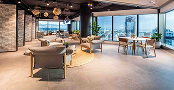 公司办公室设计中自然光是一大特色 营造出温暖而令人振奋的氛围