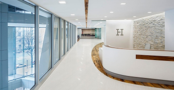 办公空间设计——木材和石头的自然元素在整个空间中使用