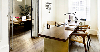 办公室设计装修使天花板上的壁画通过精致的工艺得以重现